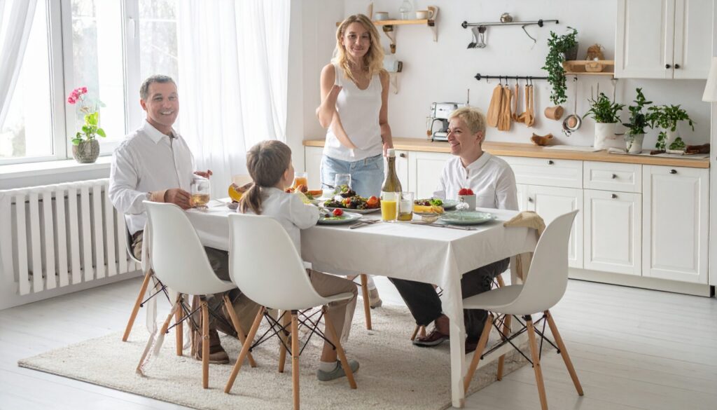 familj runt bordet i Klippan